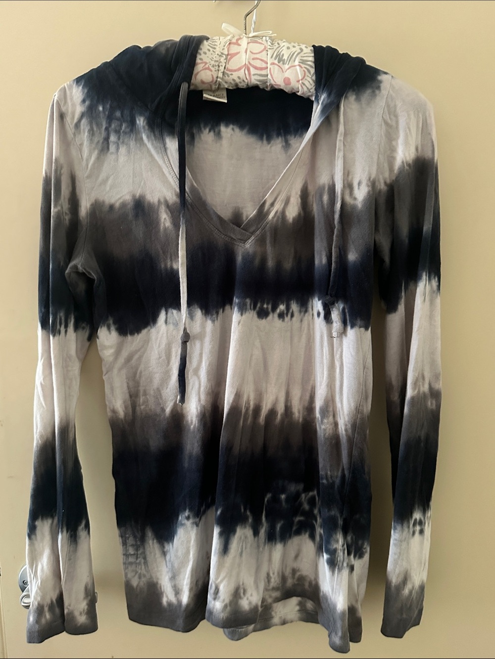 Balance Collection Black and White Tie-Dye V-Neck Hoodie Sweater